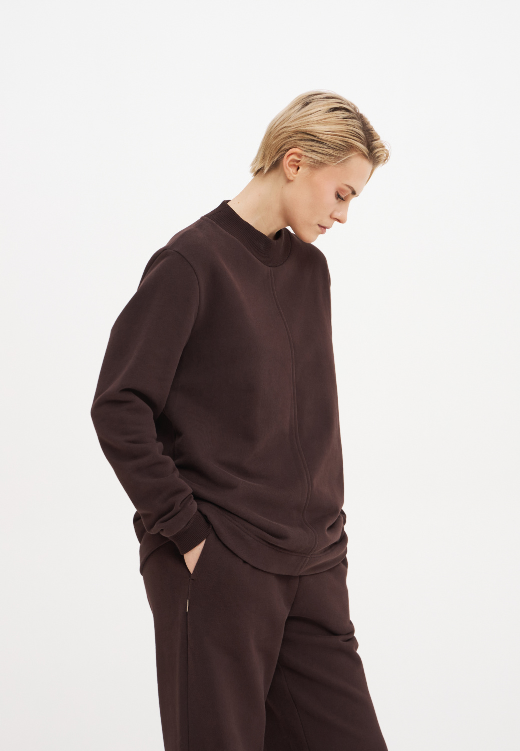 Свитшот шоколадного цвета из футера