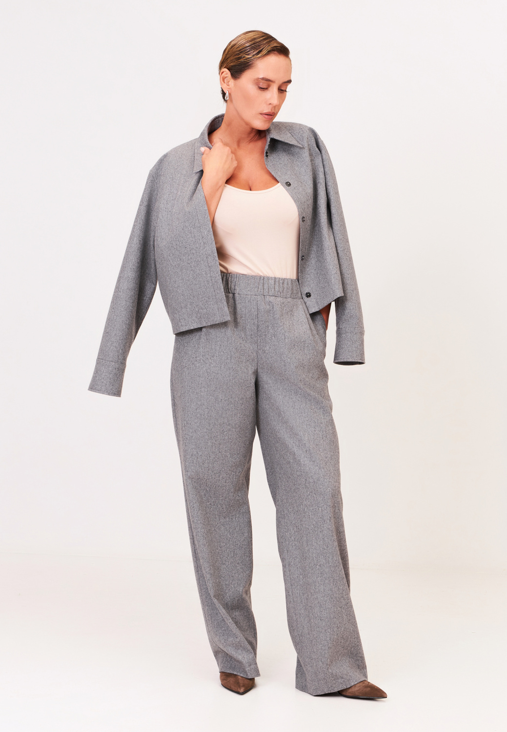 Серые шерстяные брюки на резинке